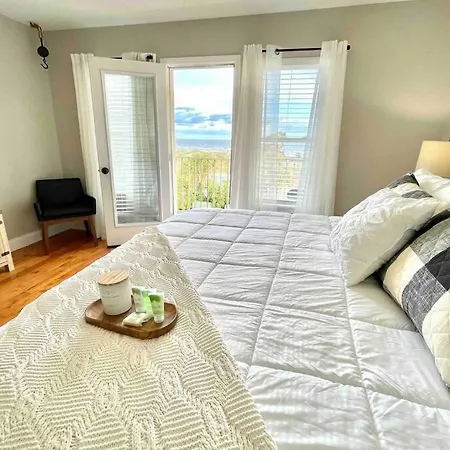 Luxurious Ocean View Getaway!! Entire Home!